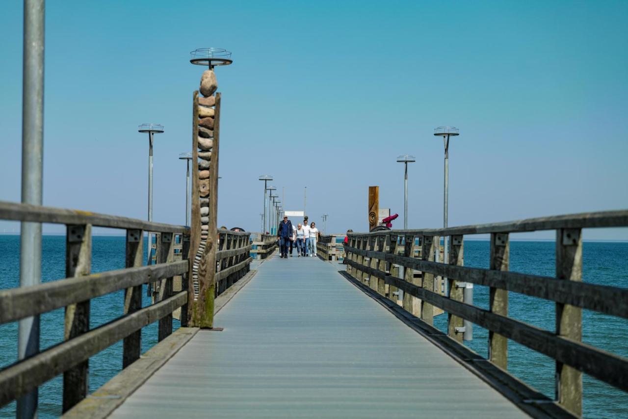 Ostseelagune Zingst, Exklusive Dhh, Strandnah, Sauna, Kamin, 3 Sz, 2 Baeder, Glasfaser, Haustierfrei, Garten Mit Suedterrasse, E-Ladesaeule, 2 Stellplaetze, Strandkorb, Fahrradschuppen, Waschmaschine, Trockner, Nichtraucher ภายนอก รูปภาพ